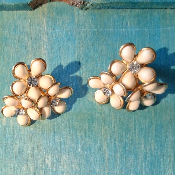 Vintage Gold-Tone White Flower Cluster Earrings with Clear Crystals - Picture 3 of 3